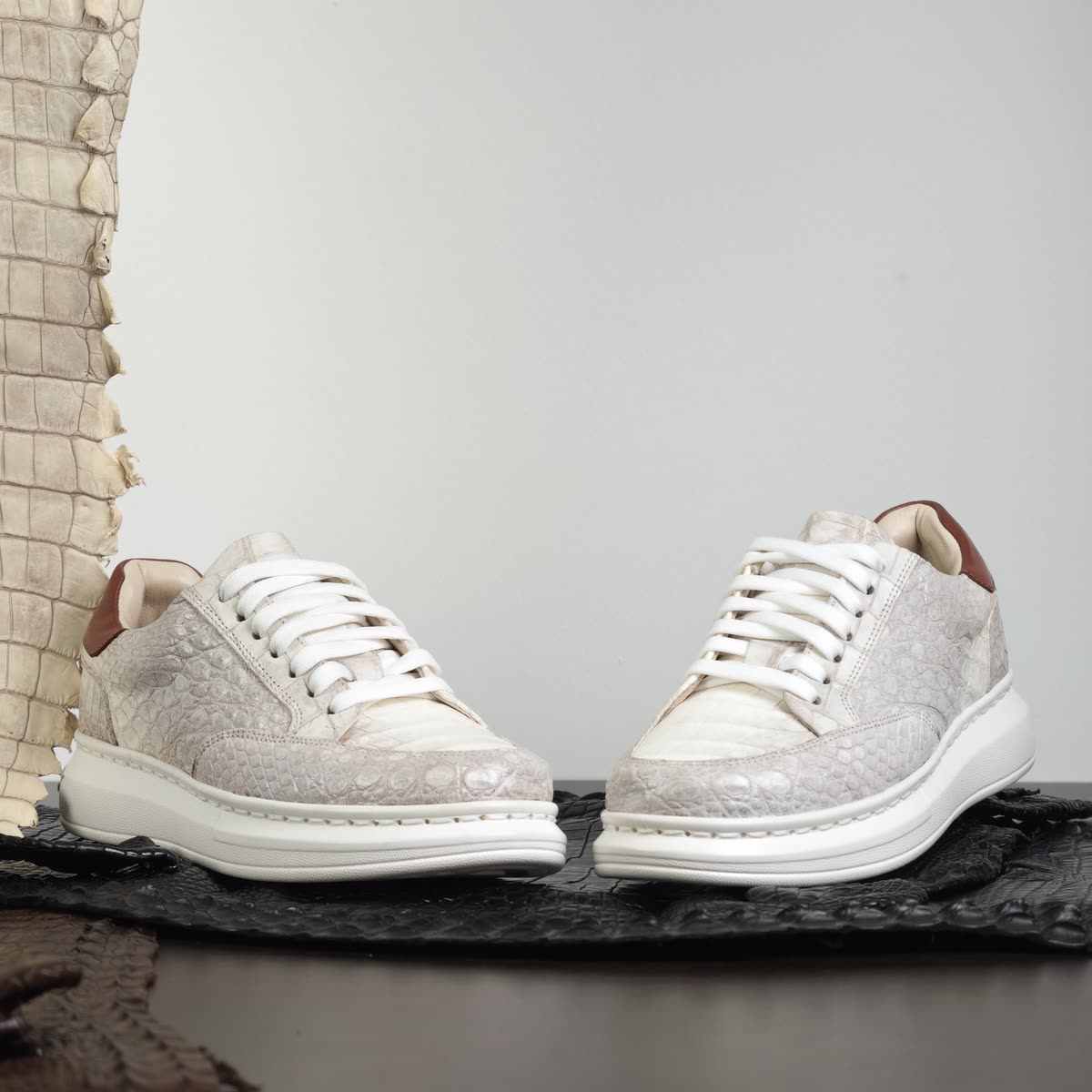 Sneaker GTT68 da bụng cá sấu bạch tạng trên nền da cá sấu đen