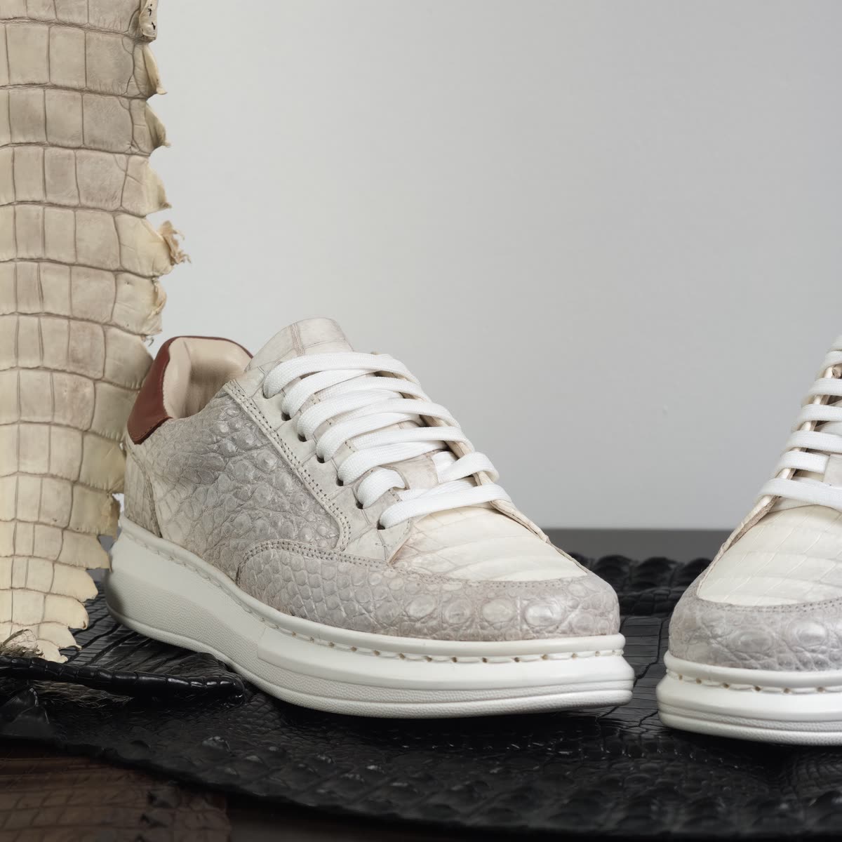 Sneaker GTT68 da bụng cá sấu bạch tạng trên nền da cá sấu đen